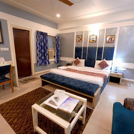 Hotel Oppera Delhi Airport Új-Delhi Kültér fotó