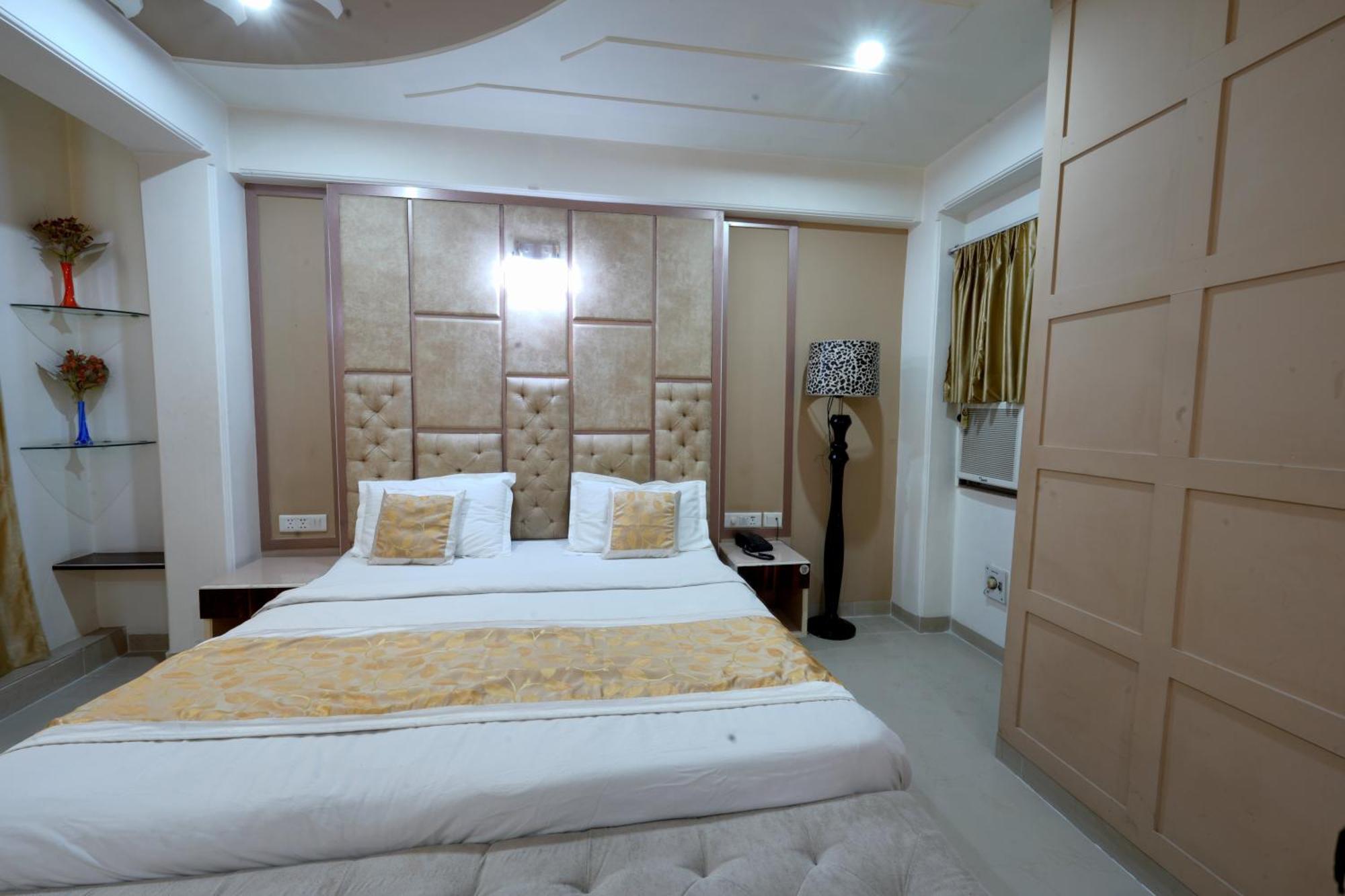 Hotel Oppera Delhi Airport Új-Delhi Kültér fotó