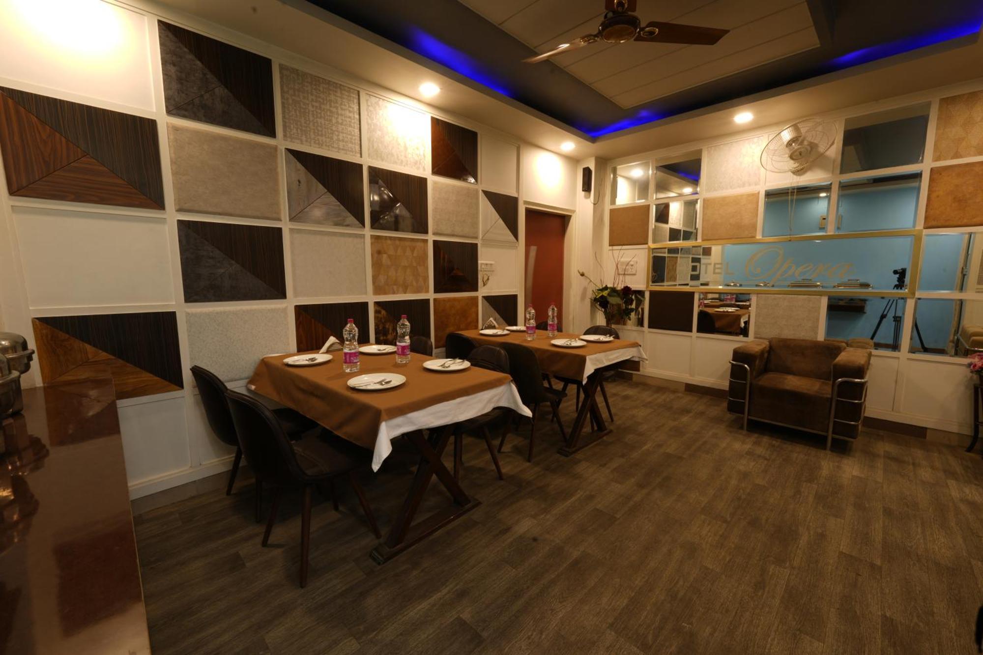 Hotel Oppera Delhi Airport Új-Delhi Kültér fotó